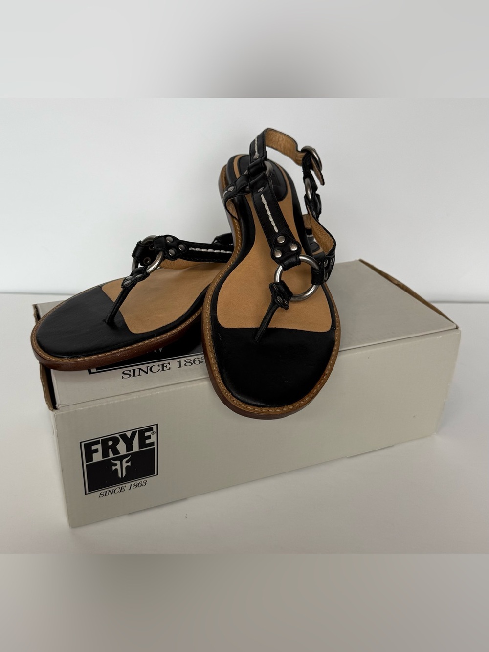 New Frye Women’s 10 Holly Slingback Sandal Thong Black Flats Strappy Leather